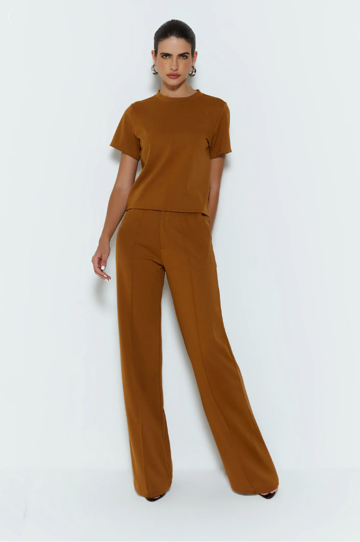 Calça Pantalona com Frisos