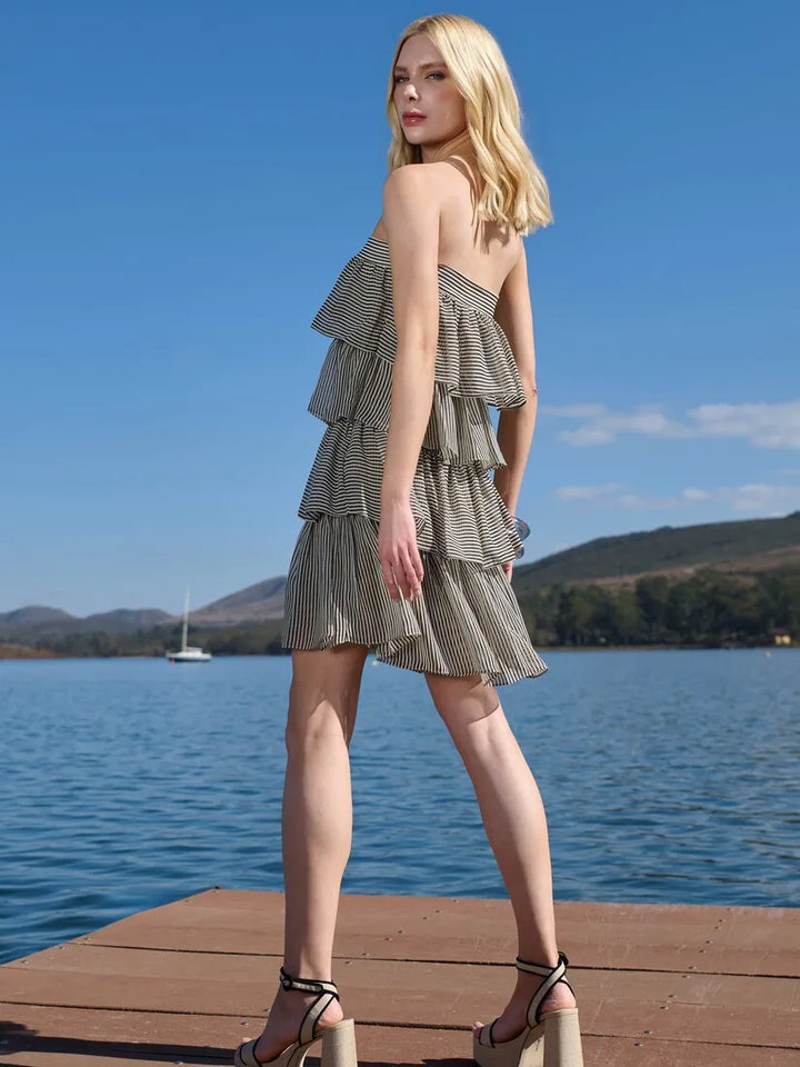 Vestido Curto Listrado Babados