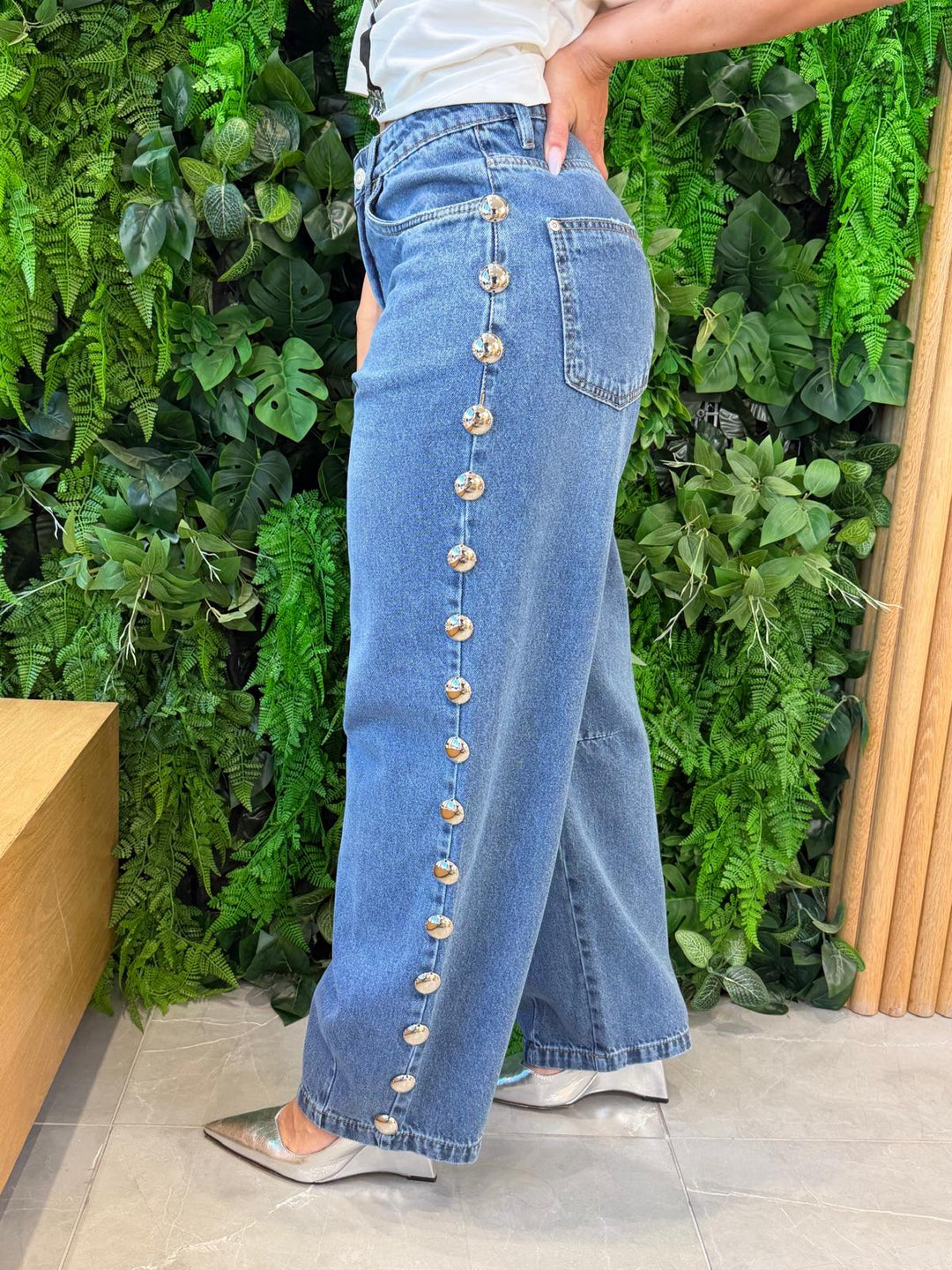 Embroidered Barrel Jeans