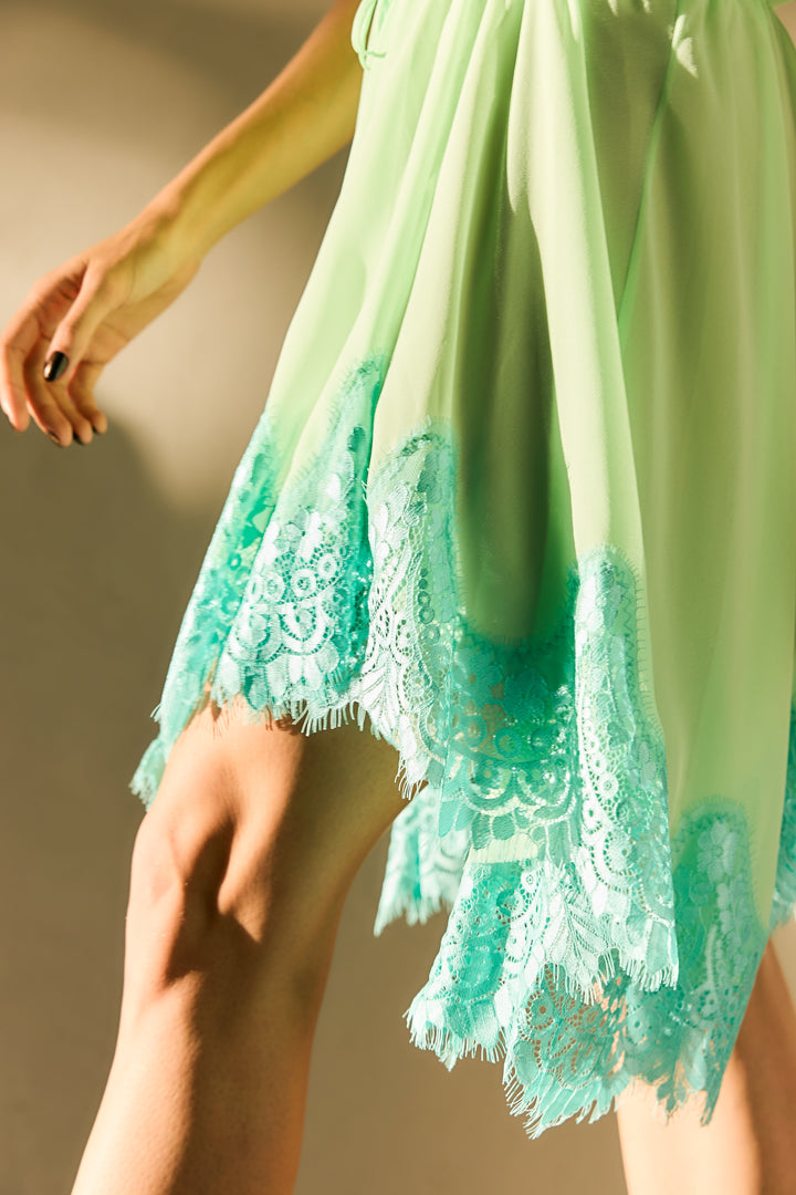 Vestido Curto Assimétrico Renda