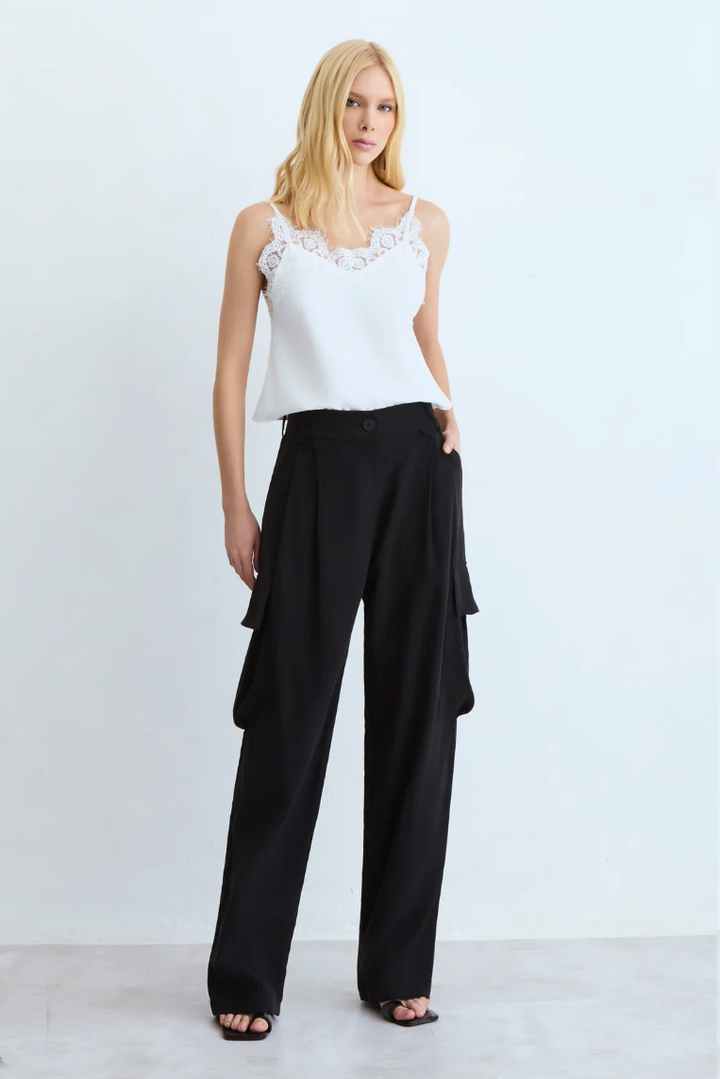 Calça Reta Bolsos Laterais