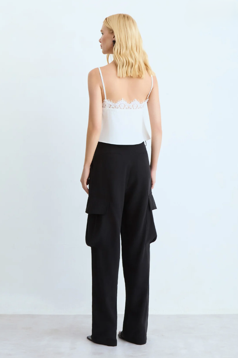 Calça Reta Bolsos Laterais
