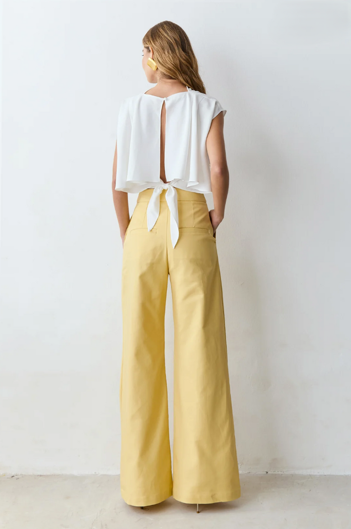 Calça Pantalona Estruturada Frisos