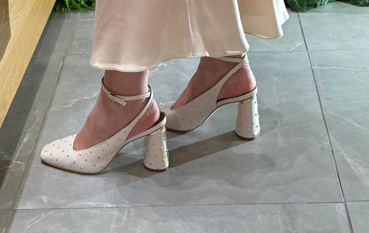 Scarpin Slingback Couro Tachas