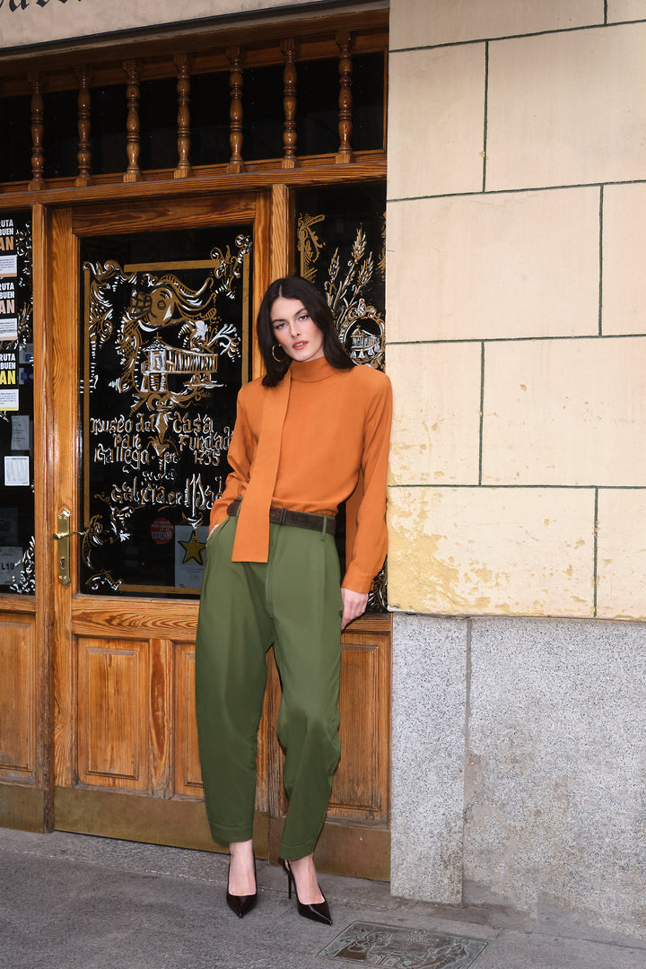 Calça Cenoura Pregas