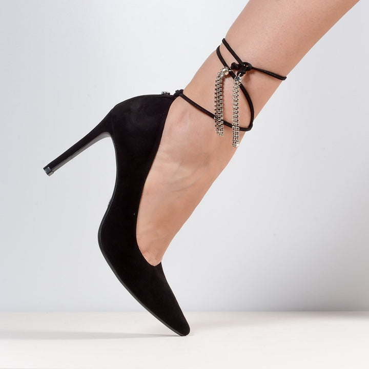 Scarpin Couro Amarração Strass