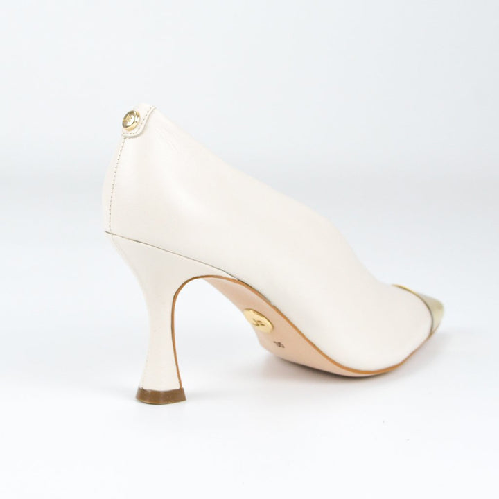 Scarpin Bico Fino Dourado Couro