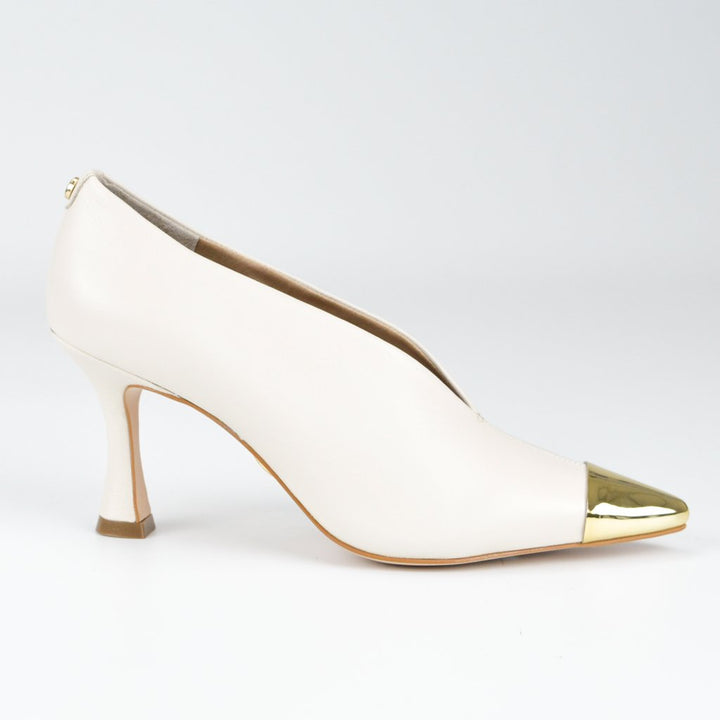 Scarpin Bico Fino Dourado Couro