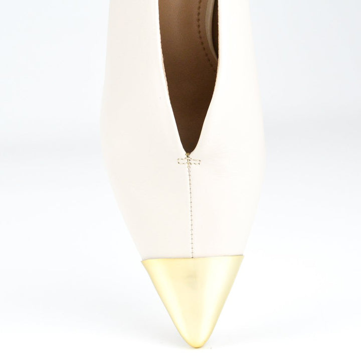 Scarpin Bico Fino Dourado Couro