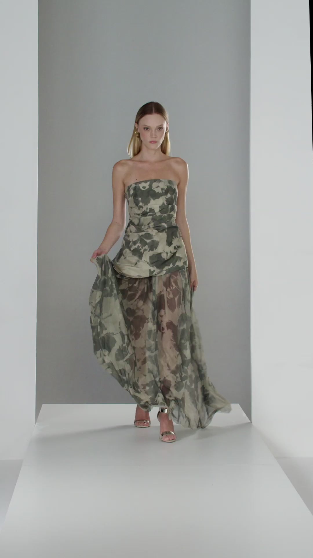 Blusa Strapless Barra Assimétrica