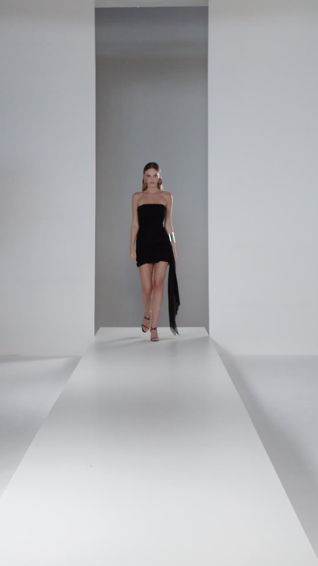 Vestido Curto Strapless Drapeado