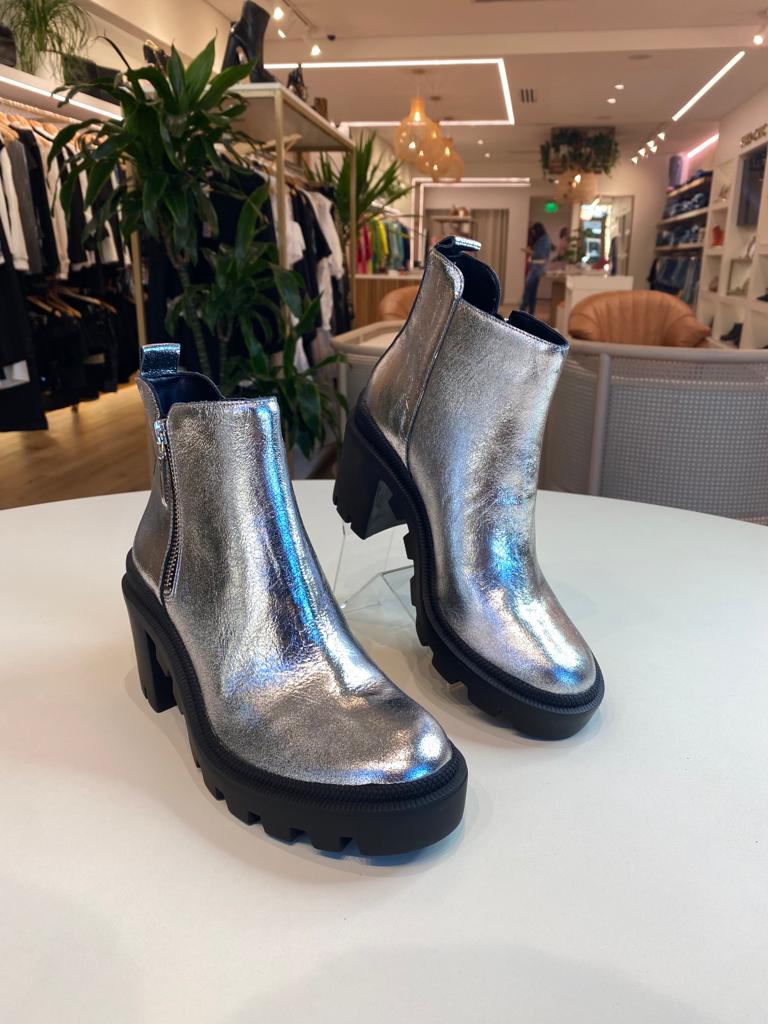 Short Boot in Cracked Leather Silver Carrano