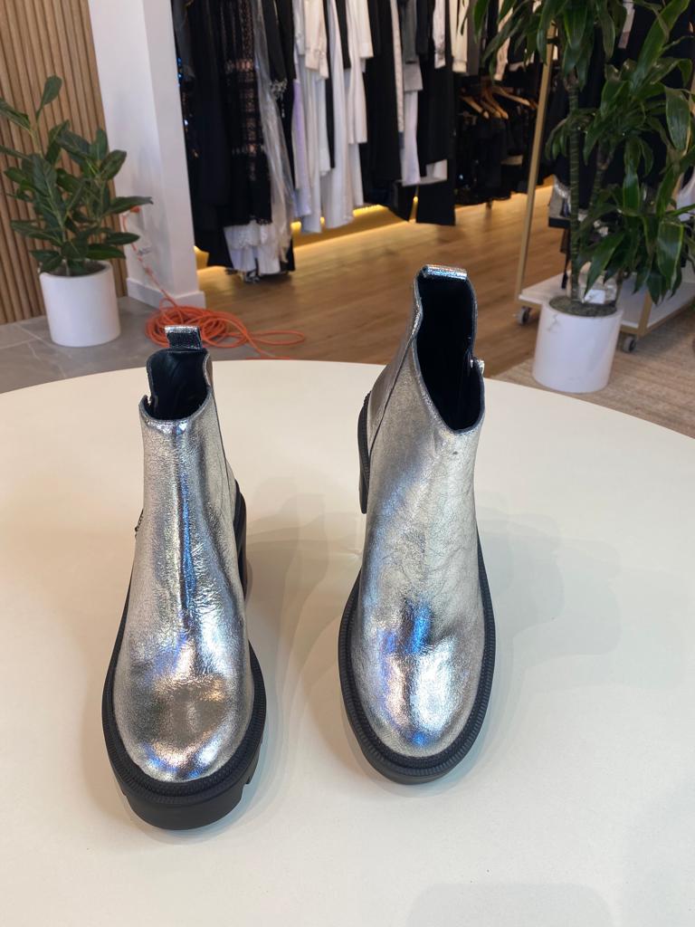 Short Boot in Cracked Leather Silver Carrano