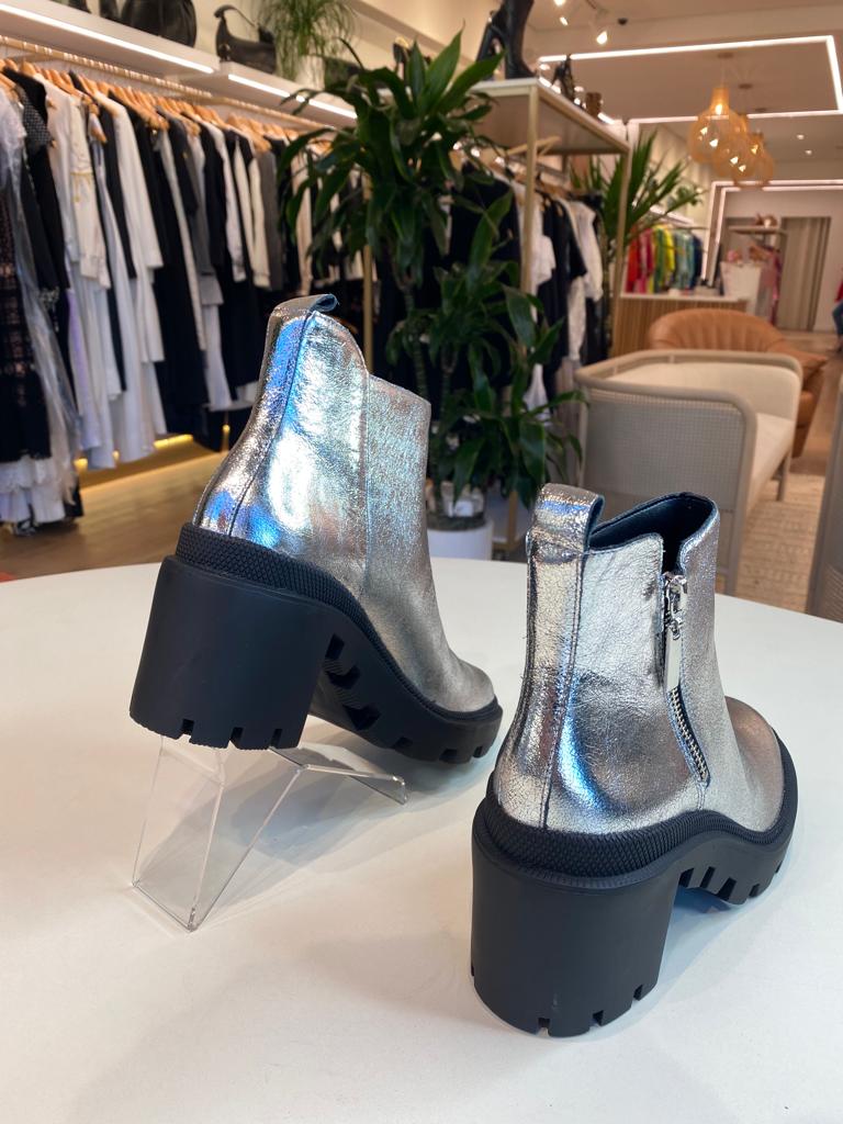 Short Boot in Cracked Leather Silver Carrano