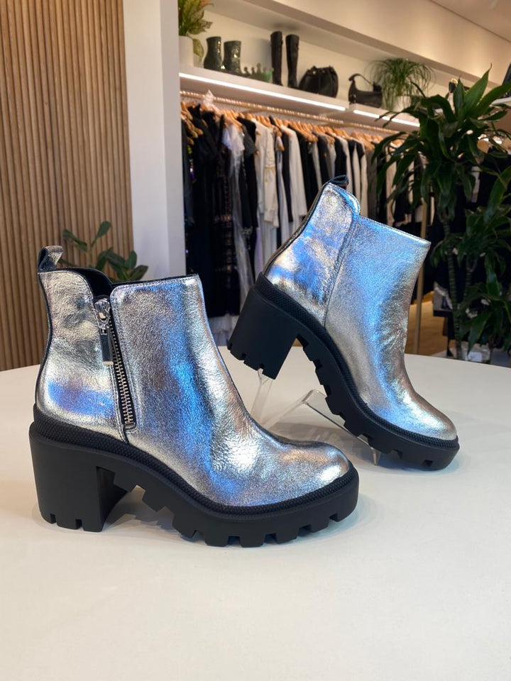 Short Boot in Cracked Leather Silver Carrano